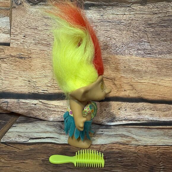 Treasure Trolls Hulu Doll Yellow & Red Hair Hula Skirt Top Brush Comb Galoob - Picture 2 of 7